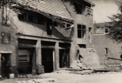 23892 Tweede Wereldoorlog. Brandweerkazerne in de Van Dishoeckstraat op 20 augustus 1943 door bom getroffen