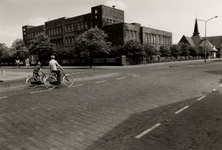 23896 De Brouwenaarstraat gezien vanaf de Paul Krugerstraat. In het midden staat de H.B.S. (vanaf 1925) en rechts in de ...