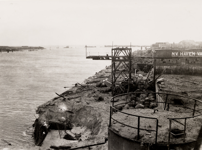 23898 Tweede Wereldoorlog. Vernielde westelijke kademuur van de Buitenhaven, met entrepot NV Haven van Vlissingen