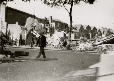 23902 Tweede Wereldoorlog. Verwoeste panden in de Scheldestraat naast de Apostolische Kerk. Ds. D.J. Vossers en Ds. ...