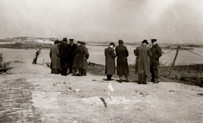 23907 Tweede Wereldoorlog. Oktober 1944: Nolledijk stuk gebombardeerd. 22 Augustus 1945: Mislukte sluiting van de ...