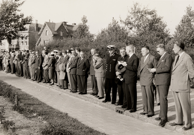 23924 Zaterdag 24 september 1955. Defilé v.d. B.B. Opening van de commandobunker. Vierde van rechts burgemeester Kolff. ...