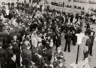 23935 Demonstratie van de B.B. ter gelegenheid van de opening van de commando bunker. Lunchen bij Britannia