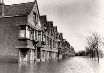 23946 Tweede Wereldoorlog. De Schuitvaartgracht vanaf de hoek Steenhuisstraat na de inundatie van 1944