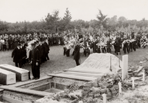 23964 Tweede Wereldoorlog. Begrafenis op de Noorderbegraafplaats van de slachtoffers van Hr.Ms. Bulgia, gezonken in de ...