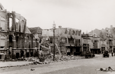 23974 Tweede Wereldoorlog. Vernielde panden in de Coosje Buskenstraat met in het midden garage 'Het Centrum en op de ...