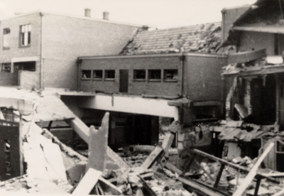23975 Tweede Wereldoorlog. Verwoesting brandweerkazerne in de Van Dishoeckstraat, door bombardement op 23 augustus 1943
