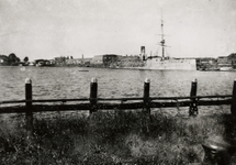 23986 Tweede Wereldoorlog. Hr. Ms. wachtschip Noord-Brabant in gezonken toestand in de Eerste Binnenhaven