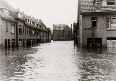 23992 Tweede Wereldoorlog. Na de inundatie. De Arbeidstraat gezien vanaf de Schuitvaartgracht