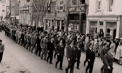 24009 Defilé van het 4e commando op de Nieuwendijk, naar Vlissingen gekomen om de onthulling bij te wonen van het ...