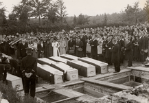 24018 Tweede Wereldoorlog. Begrafenis op de Noorderbegraafplaats van de slachtoffers van Hr.Ms. Bulgia, gezonken in de ...