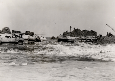 24033 Tweede Wereldoorlog. Dichting van de Nolledijk na het bombarderen van de dijk op 7 okt. 1944