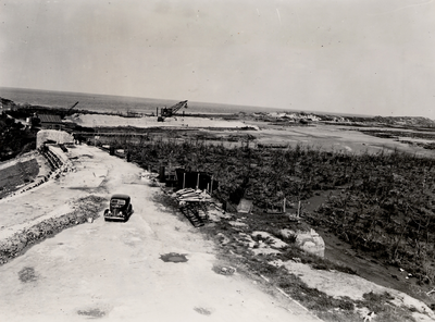 24036 Tweede Wereldoorlog. Dichting van het gat in de Nolledijk na het bombarderen van de dijk op 7 okt. 1944