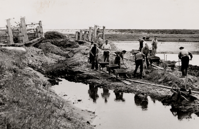 24045 Tweede Wereldoorlog. Sluiting van het gat in de Nolledijk na het bombarderen van de dijk op 7 okt. 1944