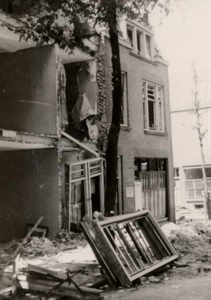 24059 Tweede Wereldoorlog. Panden aan de Scheldestraat door Duitse bomaanval vernield. De familie Bode (3 personen) ...