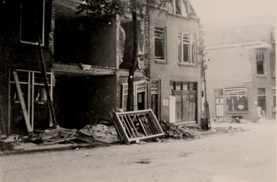 24060 Tweede Wereldoorlog. Panden aan de Scheldestraat door Duitse bomaanval vernield. De familie Bode (3 personen) ...