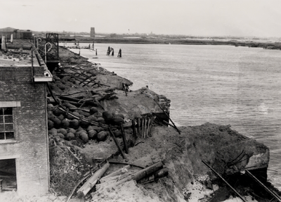 24077 Tweede Wereldoorlog. Vernielde westelijke kademuur van de Buitenhaven, terrein NV Haven van Vlissingen