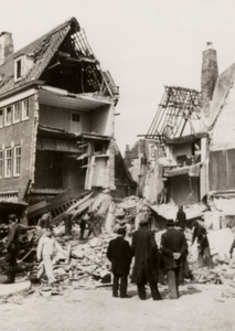 24089 Tweede Wereldoorlog. Het Corner House (hoek Walstraat/ Zeilmarkt), bominslag op 24 april 1942 in de namiddag om ...
