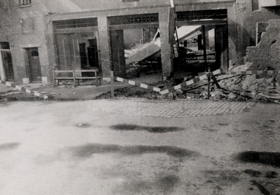 24096 Tweede Wereldoorlog. De brandweerkazerne, Van Dishoeckstraat 71, op 20 augustus 1943 door bom getroffen. De ...
