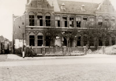 24104 Tweede Wereldoorlog. School op de Grote Markt na een bombardement op 1 juni 1942