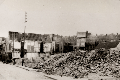 24105 Tweede Wereldoorlog. Verwoeste panden in de Breewaterstraat na het bombardement op 1 juni 1942