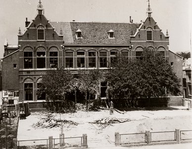 24106 Tweede Wereldoorlog. School op de Grote Markt door bom getroffen bij het bombardement op 1-6-1942. De school werd ...