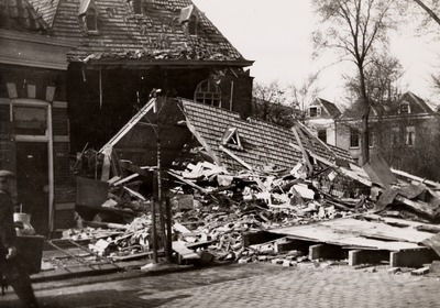 24108 Tweede Wereldoorlog. Bominslag in Doopsgezinde Kerk aan de Van Dishoeckstraat op 24 april 1942