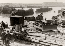 24117 Tweede Wereldoorlog. Herstelwerk na de totale verwoesting van de sluiskolken naar de Binnenhaven te Vlissingen