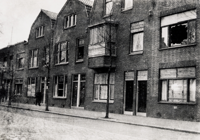24123 Tweede Wereldoorlog. Glasschade aan de panden in de Van Dishoeckstraat nadat de aan de overzijde gelegen ...