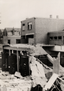 24128 Tweede Wereldoorlog. Verwoesting brandweerkazerne in de Van Dishoeckstraat, door bombardement op 23 augustus 1943