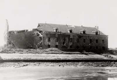 24131 Tweede Wereldoorlog. Bominslag Arsenaal aan de Vissershaven
