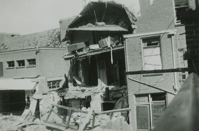 24141 Tweede Wereldoorlog. Achterzijde van de brandweercentrale in de Van Dishoeckstraat op 20 aug. 1943 na bominslag