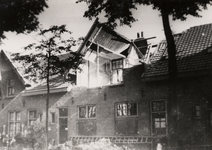 24143 Tweede Wereldoorlog. Schade aan een huis in de Verkuijl Quakkelaarstraat, (tussen de Scheldestraat en de van ...