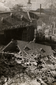 24144 Tweede Wereldoorlog. Doopsgezinde Kerk in de Aagje Dekenstraat hoek van Dishoeckstraat,op 24 april 1942 door bom ...