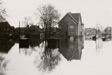 24158 Tweede Wereldoorlog. Paul Krugerstraat (r.) en de Margrietenlaan (l.) na de inundatie
