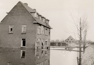 24160 Tweede Wereldoorlog. Nooddijkje over de Paul Krugerstraat bij hoek van de van Dishoeckstraat tijdens de inundatie ...