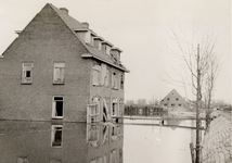 24160 Tweede Wereldoorlog. Nooddijkje over de Paul Krugerstraat bij hoek van de van Dishoeckstraat tijdens de inundatie ...