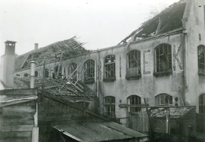 24167 Tweede Wereldoorlog. Achterzijde van de schoenfabriek van de fa. Klijberg aan de Van Dishoeckstraat