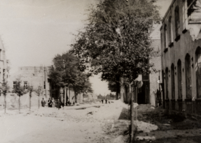 24169 Tweede Wereldoorlog. Verwoesting in de Van Dishoeckstraat aan de Schoenfabriek Klijberg en andere panden