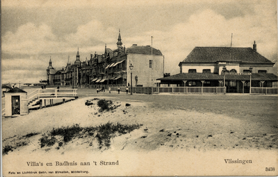 24177 'Villa's en Badhuis aan 't strand. Vlissingen'. Boulevard Evertsen. Op de voorgrond het badkaartenbuffet, op de ...