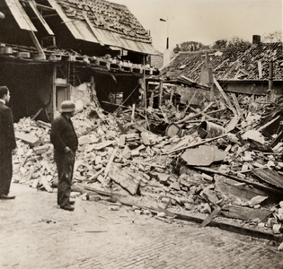 24186 Tweede Wereldoorlog. Pand Koudenhoek hoek Flessenstraat na een bominslag op 22 augustus 1940