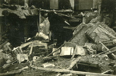 24194 Tweede Wereldoorlog. Bombardement omgeving Van Dishoeckstraat op 20 aug. 1943. Achterzijde van het pand Van ...