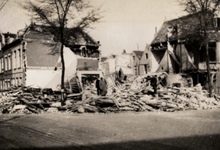 24214 Tweede Wereldoorlog. Verwoesting na bominslag bij café Hintzen aan de Aagje Dekenstraat, hoek Van Dishoeckstraat