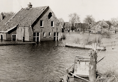 24219 Tweede Wereldoorlog. Tuindorp na de inundatie van nov. 1944. Dahlialaan 1 met rechts de Bloemenlaan