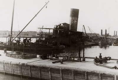 24237 Tweede Wereldoorlog. De Buitenhaven na de bevrijding. Waltankschip van de S.H.V. met eigen middelen hersteld