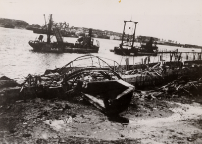 24238 Tweede Wereldoorlog. De Buitenhaven, verwoeste kadewand SHV. De schepen zijn de LC 15 en de LC 4