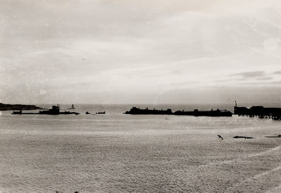 24239 Tweede Wereldoorlog. Buitenhaven met in de monding tot zinken gebrachte schepen