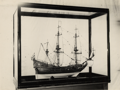 24255 Het Stedelijk Museum op het Bellamypark te Vlissingen. Model van het schip de Salamander uit de scheepjeskamer.
