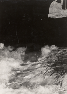 24268 Tweede Wereldoorlog. Dichting van de Nolledijk na het bombarderen van de dijk op 7 okt. 1944. Het storten van keileem