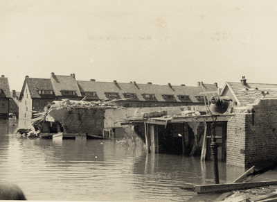 24283 Tweede Wereldoorlog. Tuindorp na de inundatie van oktober 1944 in de buurt van de Rozengracht met op de ...